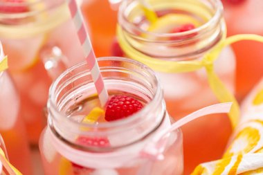 Frambuazlı limonata taze limon ve mason kavanoz içme içinde ahududu ile süslenmiş.