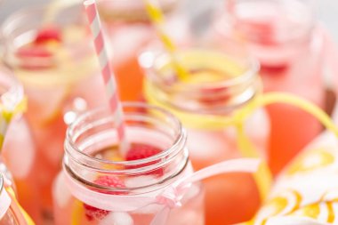 Frambuazlı limonata taze limon ve mason kavanoz içme içinde ahududu ile süslenmiş.