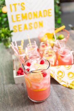 Frambuazlı limonata taze limon ve mason kavanoz içme içinde ahududu ile süslenmiş.