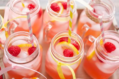 Frambuazlı limonata taze limon ve mason kavanoz içme içinde ahududu ile süslenmiş.