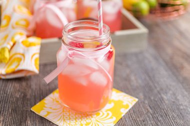 Frambuazlı limonata taze limon ve mason kavanoz içme içinde ahududu ile süslenmiş.