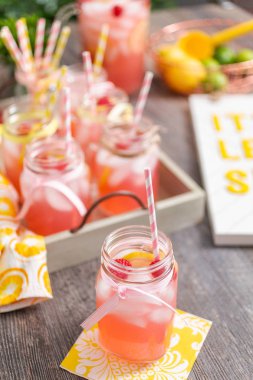 Frambuazlı limonata taze limon ve mason kavanoz içme içinde ahududu ile süslenmiş.