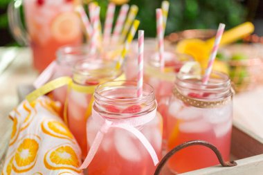 Frambuazlı limonata taze limon ve mason kavanoz içme içinde ahududu ile süslenmiş.