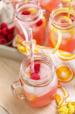 Frambuazlı limonata taze limon ve mason kavanoz içme içinde ahududu ile süslenmiş.