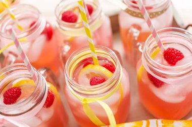 Frambuazlı limonata taze limon ve mason kavanoz içme içinde ahududu ile süslenmiş.