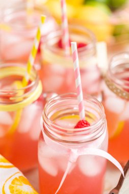 Frambuazlı limonata taze limon ve mason kavanoz içme içinde ahududu ile süslenmiş.