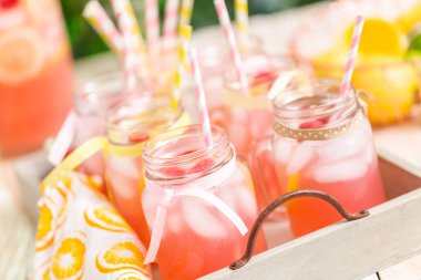 Frambuazlı limonata taze limon ve mason kavanoz içme içinde ahududu ile süslenmiş.