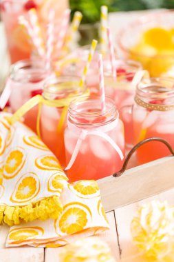 Frambuazlı limonata taze limon ve mason kavanoz içme içinde ahududu ile süslenmiş.