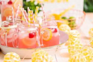 Frambuazlı limonata taze limon ve mason kavanoz içme içinde ahududu ile süslenmiş.