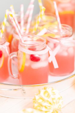 Frambuazlı limonata taze limon ve mason kavanoz içme içinde ahududu ile süslenmiş.