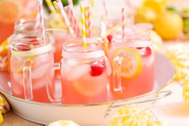 Frambuazlı limonata taze limon ve mason kavanoz içme içinde ahududu ile süslenmiş.