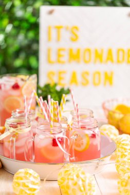 Frambuazlı limonata taze limon ve mason kavanoz içme içinde ahududu ile süslenmiş.