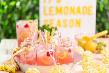 Frambuazlı limonata taze limon ve mason kavanoz içme içinde ahududu ile süslenmiş.