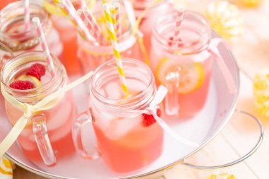 Frambuazlı limonata taze limon ve mason kavanoz içme içinde ahududu ile süslenmiş.