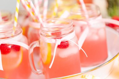 Frambuazlı limonata taze limon ve mason kavanoz içme içinde ahududu ile süslenmiş.
