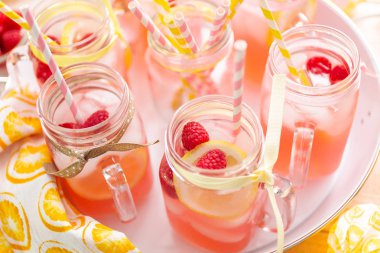 Frambuazlı limonata taze limon ve mason kavanoz içme içinde ahududu ile süslenmiş.