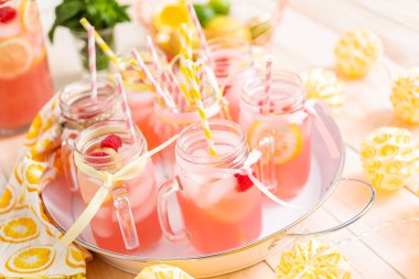 Frambuazlı limonata taze limon ve mason kavanoz içme içinde ahududu ile süslenmiş.