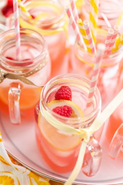 Frambuazlı limonata taze limon ve mason kavanoz içme içinde ahududu ile süslenmiş.