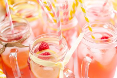 Frambuazlı limonata taze limon ve mason kavanoz içme içinde ahududu ile süslenmiş.