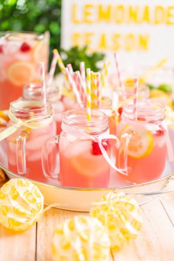 Frambuazlı limonata taze limon ve mason kavanoz içme içinde ahududu ile süslenmiş.
