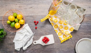 Frambuazlı limonata taze limon ve mason kavanoz içme içinde ahududu ile süslenmiş.