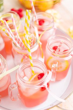 Frambuazlı limonata taze limon ve mason kavanoz içme içinde ahududu ile süslenmiş.