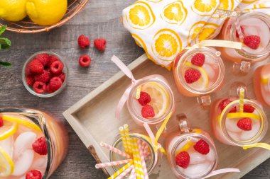 Frambuazlı limonata taze limon ve mason kavanoz içme içinde ahududu ile süslenmiş.