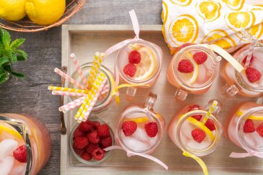 Frambuazlı limonata taze limon ve mason kavanoz içme içinde ahududu ile süslenmiş.