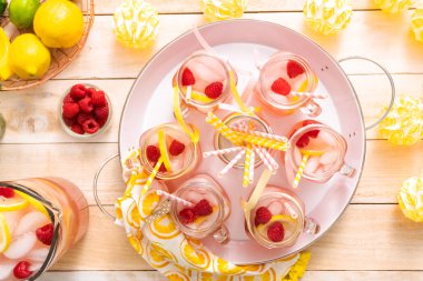 Frambuazlı limonata taze limon ve mason kavanoz içme içinde ahududu ile süslenmiş.