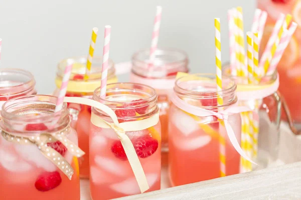 Frambuazlı limonata taze limon ve mason kavanoz içme içinde ahududu ile süslenmiş.