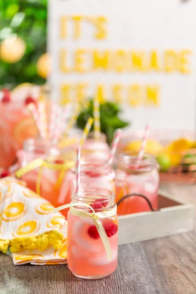 Frambuazlı limonata taze limon ve mason kavanoz içme içinde ahududu ile süslenmiş.