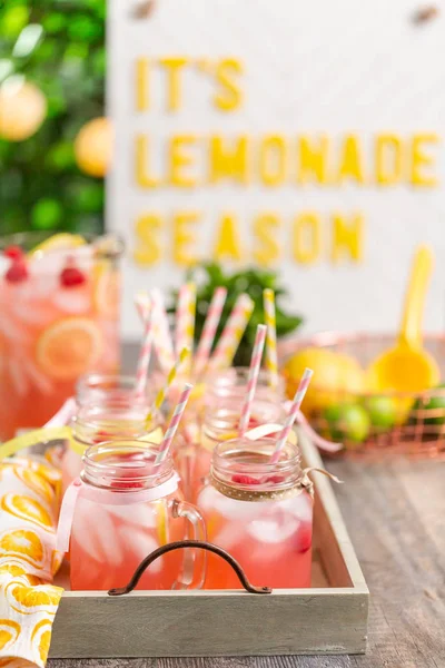 Frambuazlı limonata taze limon ve mason kavanoz içme içinde ahududu ile süslenmiş.