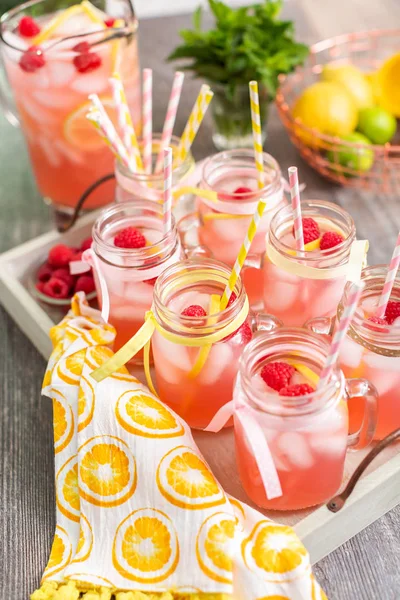 Frambuazlı limonata taze limon ve mason kavanoz içme içinde ahududu ile süslenmiş.