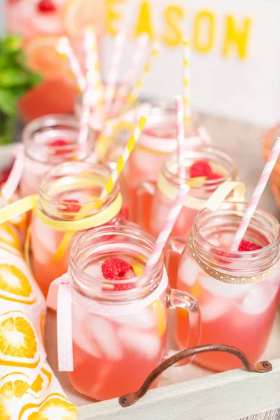 Frambuazlı limonata taze limon ve mason kavanoz içme içinde ahududu ile süslenmiş.