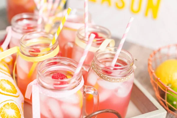 Frambuazlı limonata taze limon ve mason kavanoz içme içinde ahududu ile süslenmiş.