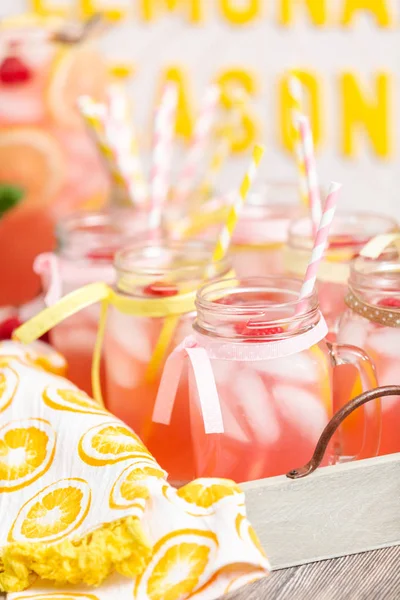 Frambuazlı limonata taze limon ve mason kavanoz içme içinde ahududu ile süslenmiş.