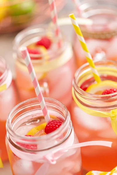 Raspberry Lemonade Garnerad Med Färsk Citron Och Hallon Dricka Mason — Stockfoto