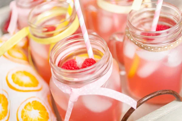 Frambuazlı limonata taze limon ve mason kavanoz içme içinde ahududu ile süslenmiş.