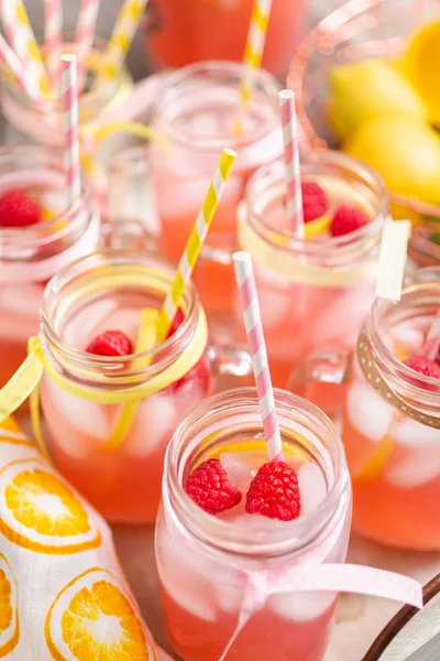 Frambuazlı limonata taze limon ve mason kavanoz içme içinde ahududu ile süslenmiş.