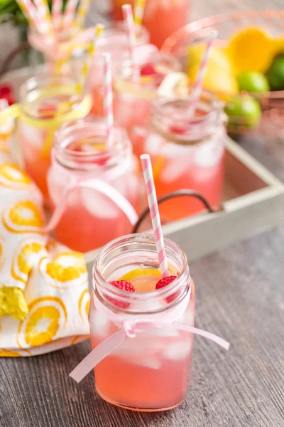Frambuazlı limonata taze limon ve mason kavanoz içme içinde ahududu ile süslenmiş.