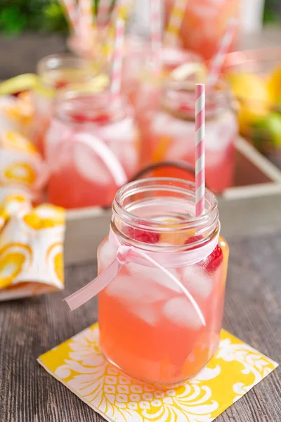 Frambuazlı limonata taze limon ve mason kavanoz içme içinde ahududu ile süslenmiş.