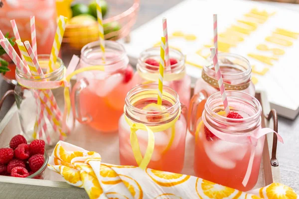 Frambuazlı limonata taze limon ve mason kavanoz içme içinde ahududu ile süslenmiş.