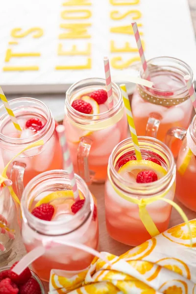 Frambuazlı limonata taze limon ve mason kavanoz içme içinde ahududu ile süslenmiş.
