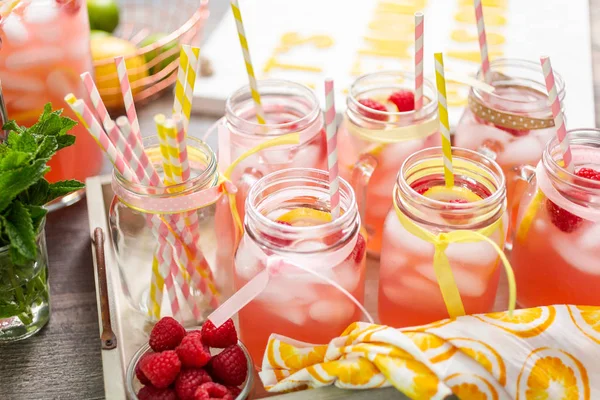 Frambuazlı limonata taze limon ve mason kavanoz içme içinde ahududu ile süslenmiş.