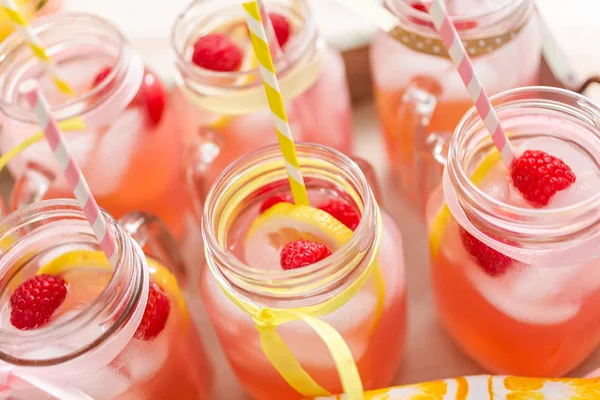 Limonada Frambuesa Adornada Con Limón Fresco Frambuesas Frascos Albañil Para —  Fotos de Stock