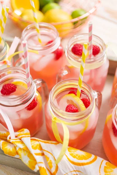 Frambuazlı limonata taze limon ve mason kavanoz içme içinde ahududu ile süslenmiş.