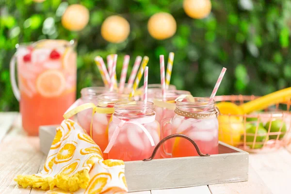 Frambuazlı limonata taze limon ve mason kavanoz içme içinde ahududu ile süslenmiş.