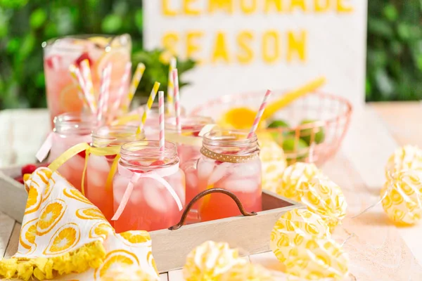 Frambuazlı limonata taze limon ve mason kavanoz içme içinde ahududu ile süslenmiş.