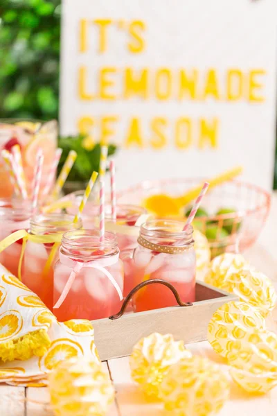 Frambuazlı limonata taze limon ve mason kavanoz içme içinde ahududu ile süslenmiş.