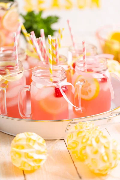 Frambuazlı limonata taze limon ve mason kavanoz içme içinde ahududu ile süslenmiş.